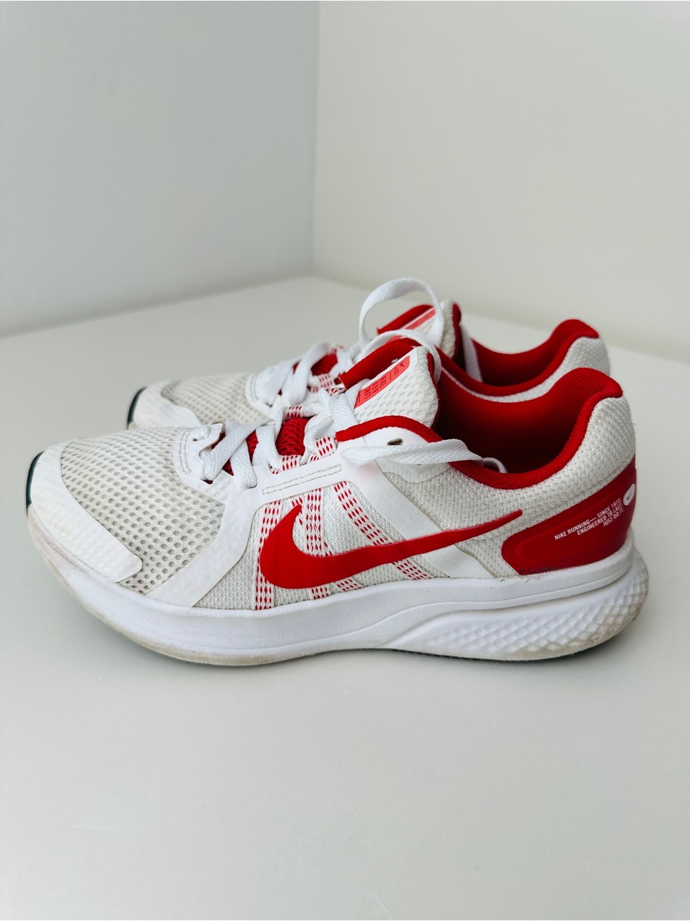 Nike Run Swift 2 Running Shoes White Red Womens Size 8 8W Sneakers